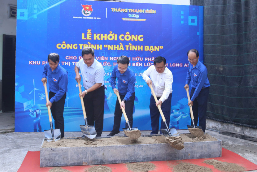Các đại biểu khởi công "Nhà tình bạn"