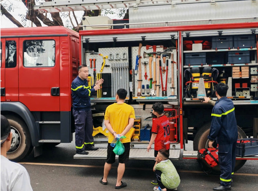 Cán bộ chiến sỹ giới thiệu tính năng, tác dụng phương tiện PCCC trên xe chữa cháy, xe chuyên dụng của lực lượng Cảnh sát PCCC&amp;CNCH