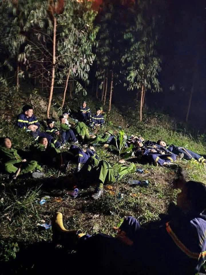 Lực lượng tham gia chữa cháy kiệt sức sau thời gian dài nỗ lực dập tắt đám cháy