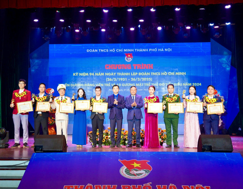 Phó Bí thư Thường trực Thành ủy Hà Nội Nguyễn Văn Phong và Bí thư Trung ương Đoàn, Chủ tịch Hội Sinh viên Việt Nam Nguyễn Minh Triết trao Bằng khen tặng các Gương mặt trẻ Thủ đô tiêu biểu năm 2024