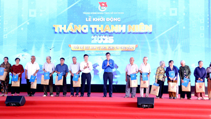 Phó Thủ tướng Chính phủ Lê Thành Long và Bí thư thứ nhất Trung ương Đoàn Bùi Quang Huy trao tặng quà tới các gia đình