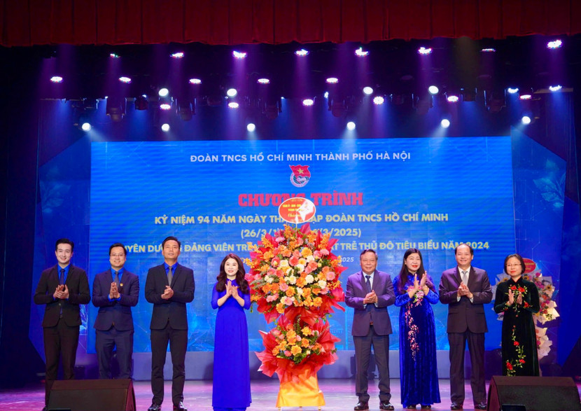 Các đồng chí lãnh đạo thành phố Hà Nội tặng hoa chúc mừng kỷ niệm 94 năm Ngày thành lập Đoàn TNCS Hồ Chí Minh