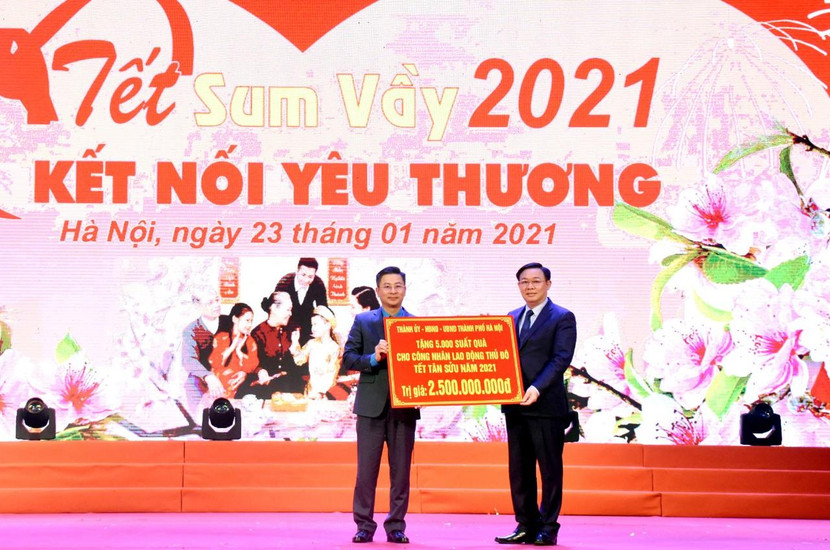 Ủy viên Bộ Chính trị, Bí thư Thành ủy Hà Nội Vương Đình Huệ trao tặng suất quà để công nhân Thủ đô vui đón tết