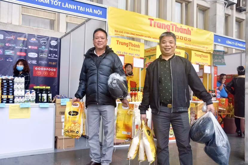 Người lao động Thủ đô phấn khởi với những món quà từ phiên chợ 0 đồng