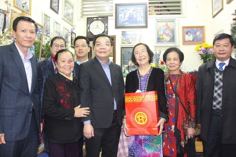 Chủ tịch UBND TP Chu Ngọc Anh đã tặng quà và chúc mừng năm mới bà Phan Thị Phúc (sinh năm 1941) - người thành lập và là Chủ nhiệm Câu lạc bộ văn nghệ trẻ em khuyết tật Hà Nội.