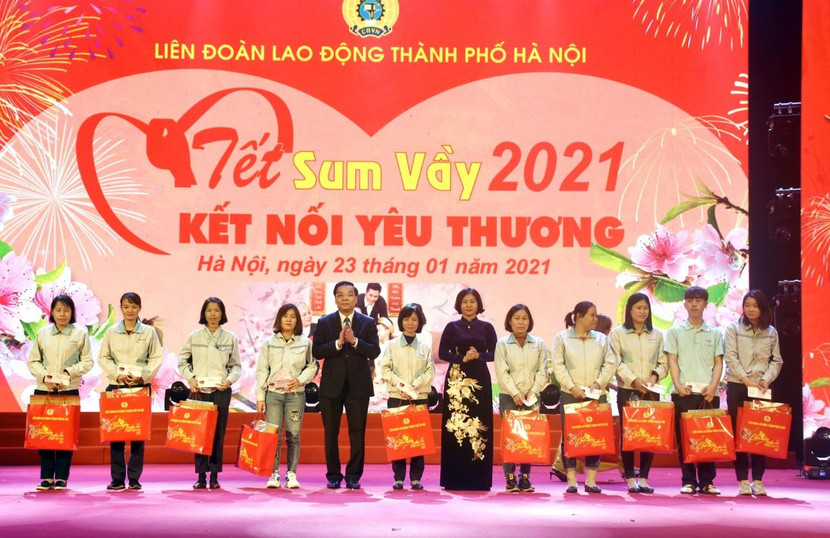 Phó Bí thư Thường trực Thành ủy Nguyễn Thị Tuyến và Chủ tịch UBND TP Chu Ngọc Anh trao quà tặng công nhân về quê ăn tết