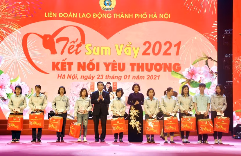 Phó Bí thư Thường trực Thành ủy Nguyễn Thị Tuyến và Chủ tịch UBND TP Chu Ngọc Anh trao quà tặng công nhân về quê ăn tết