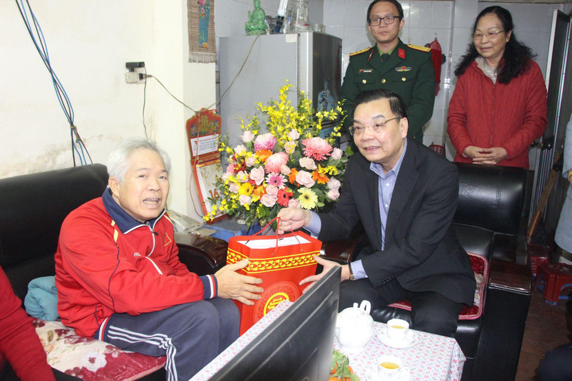 Chủ tịch UBND TP Chu Ngọc Anh cũng đã tới thăm gia đình ông Vũ Đặng Chí (sinh năm 1950, Ủy viên Hiệp hội thể thao người khuyết tật Việt Nam)