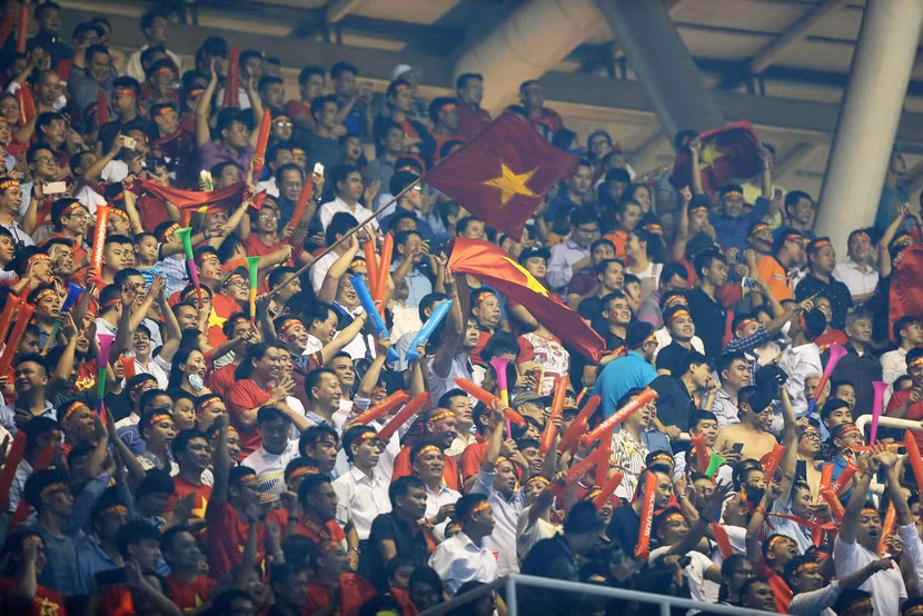 Các CĐV trên sân Mỹ Đình trong một trận đấu của ĐT Việt Nam