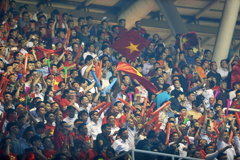 Các CĐV trên sân Mỹ Đình trong một trận đấu của ĐT Việt Nam