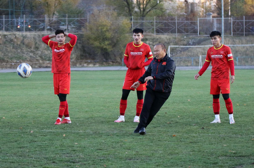 HLV Park thi sút với các học trò (Ảnh: VFF)