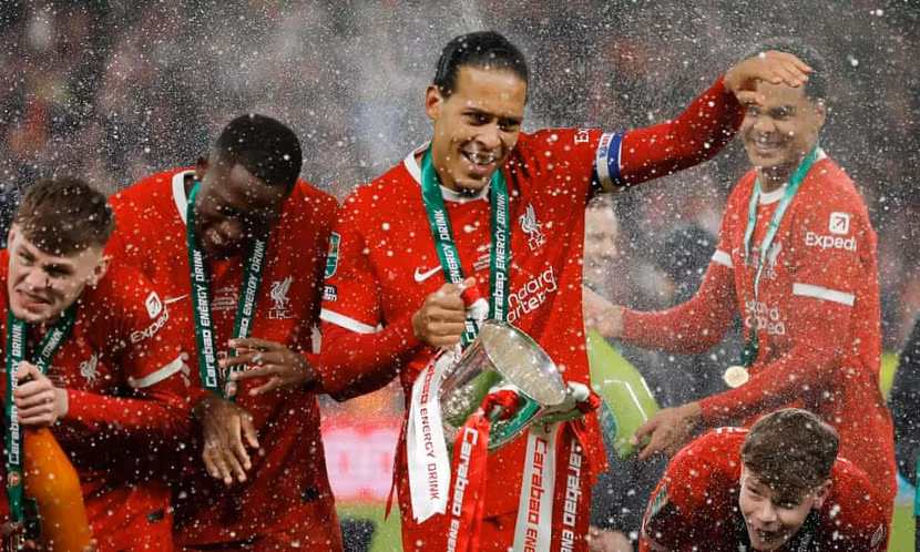 Van Dijk là người hùng của Liverpool trận này