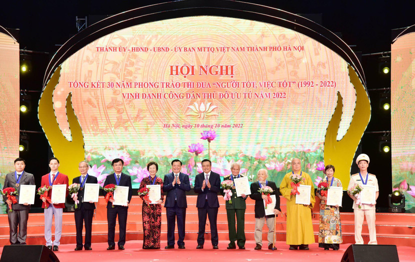 Bí thư Thành ủy Đinh Tiến Dũng, Chủ tịch UBND TP Trần Sỹ Thanh vinh danh 10 công dân Thủ đô ưu tú 2022 Bí thư Thành ủy Đinh Tiến Dũng, Chủ tịch UBND TP Trần Sỹ Thanh vinh danh 10 công dân Thủ đô ưu tú 2022