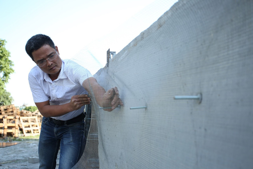 Anh Lê Trung Hiếu đang khẩn trương hoàn thiện mẫu nhà chống lũ đầu tiên...