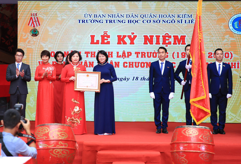 Thay mặt Đảng và Nhà nước, Phó Chủ tịch nước Đặng Thị Ngọc Thịnh đã trao tặng Huân chương Độc lập hạng Nhì của Chủ tịch nước cho trường THCS Ngô Sĩ Liên Thay mặt Đảng và Nhà nước, Phó Chủ tịch nước Đặng Thị Ngọc Thịnh đã trao tặng Huân chương Độc lập hạng Nhì của Chủ tịch nước cho trường THCS Ngô Sĩ Liên