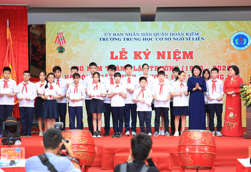 Phó Chủ tịch nước Đặng Thị Ngọc Thịnh trao học bổng tặng 20 em học sinh có hoàn cảnh khó khăn vươn lên trong học tập. Phó Chủ tịch nước Đặng Thị Ngọc Thịnh trao học bổng tặng 20 em học sinh có hoàn cảnh khó khăn vươn lên trong học tập.