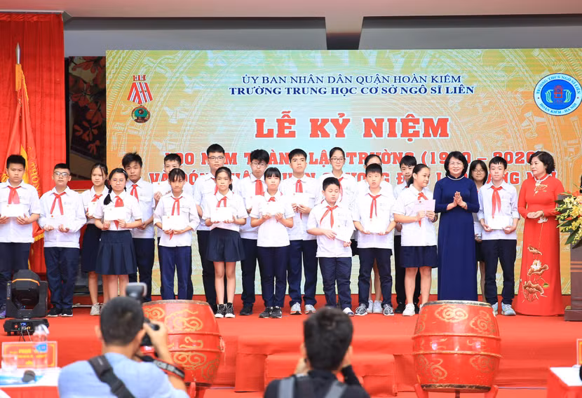 Phó Chủ tịch nước Đặng Thị Ngọc Thịnh trao học bổng tặng 20 em học sinh có hoàn cảnh khó khăn vươn lên trong học tập.