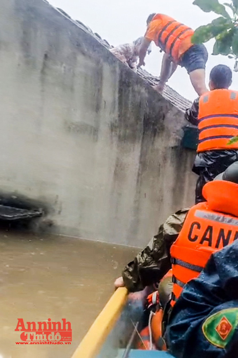 Công an xã Quảng Hòa, Thị xã Ba Đồn, tỉnh Quảng Bình giải cứu người dân ra khỏi vùng ngập nặng Công an xã Quảng Hòa, Thị xã Ba Đồn, tỉnh Quảng Bình giải cứu người dân ra khỏi vùng ngập nặng