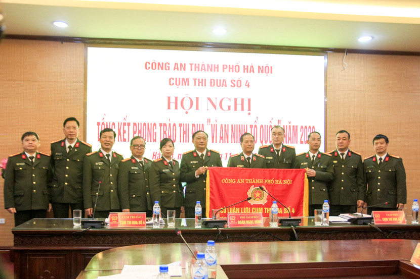 Thiếu tướng Đoàn Ngọc Hùng chứng kiến bàn giao cờ luân lưu Cụm thi đua cho Phòng Tài chính - Cụm trưởng năm 2021