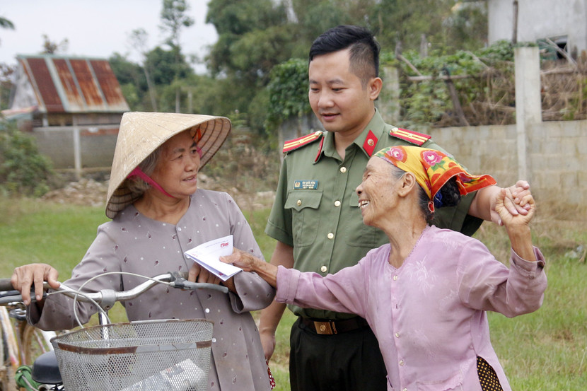 Các O quyến luyến với cán bộ đoàn công tác Báo An ninh Thủ đô