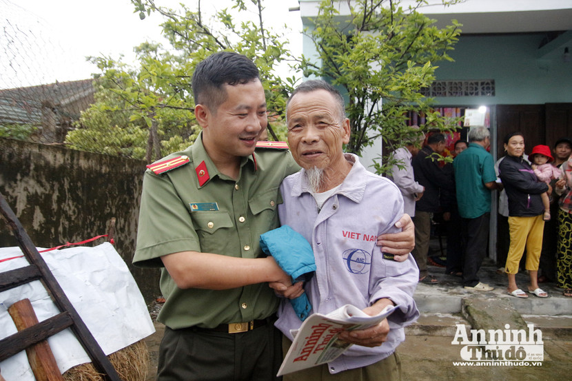 Tình cảm sẻ chia chân thành của người làm Báo An ninh Thủ đô với bà con vùng lũ