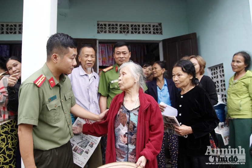 Báo An ninh Thủ đô tặng quà bà con bị ngập lụt ở xóm 4, thôn Vĩnh phú , xã Quảng Hòa, thị xã Ba Đồn.