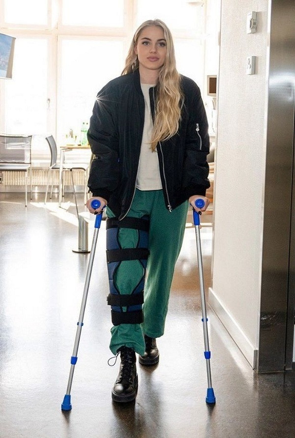 Ana Maria Markovic chống nạng sau khi gặp chấn thương nặng