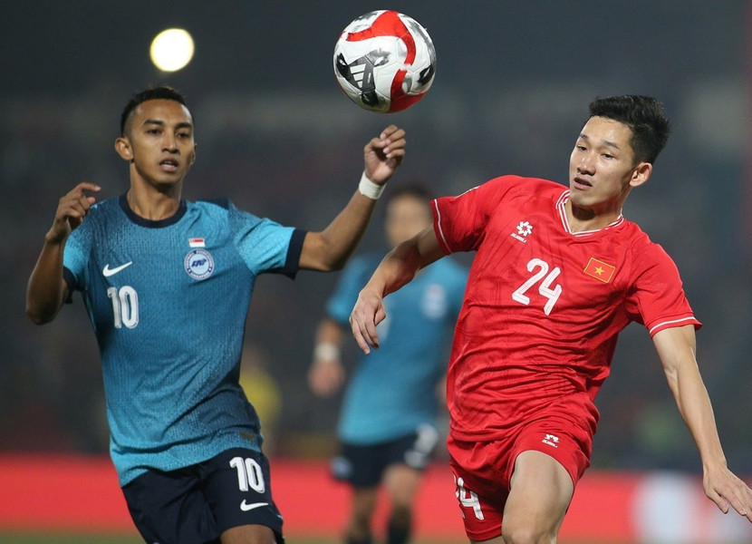 ĐT Việt Nam (áo đỏ) đánh bại Singapore trong cả hai trận bán kết ĐT Việt Nam (áo đỏ) đánh bại Singapore trong cả hai trận bán kết