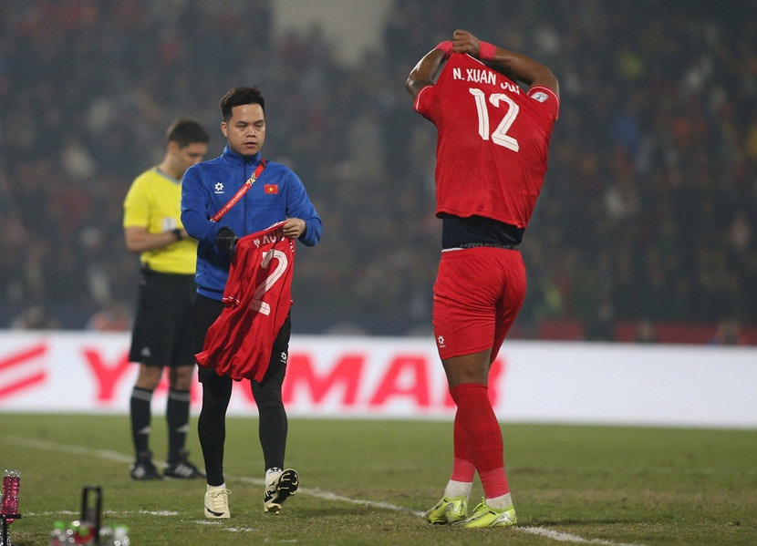 ... trước khi đổi áo và ghi được 2 bàn vào lưới Singapore ... trước khi đổi áo và ghi được 2 bàn vào lưới Singapore