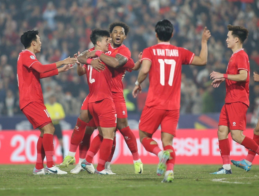 Xuân Son chia vui cùng đồng đội khi liên tiếp lập công Xuân Son chia vui cùng đồng đội khi liên tiếp lập công