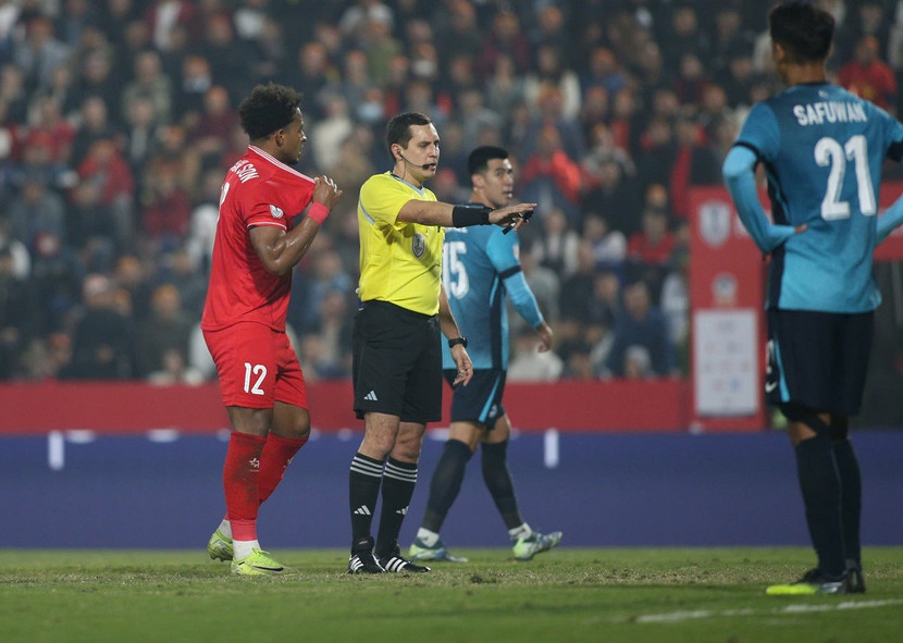 Xuân Son phân trần với trọng tài về việc bị kéo rách áo... Xuân Son phân trần với trọng tài về việc bị kéo rách áo...