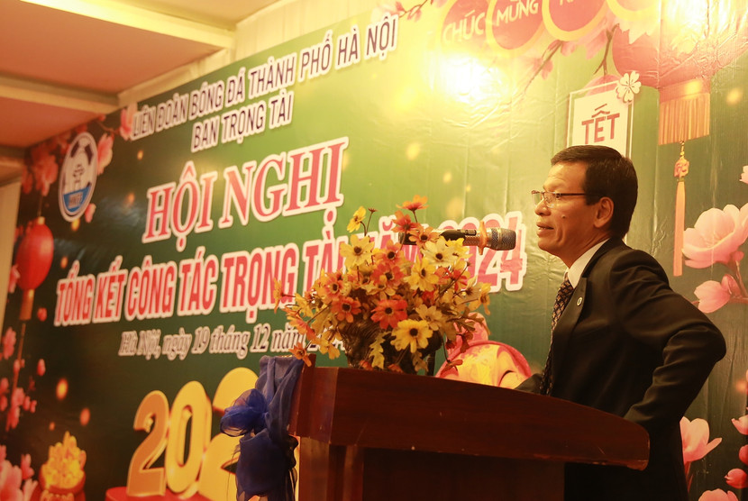 Ông Trương Thế Toàn - Phó trưởng Ban trọng tài LĐBĐ Hà Nội phát biểu tại Hội nghị