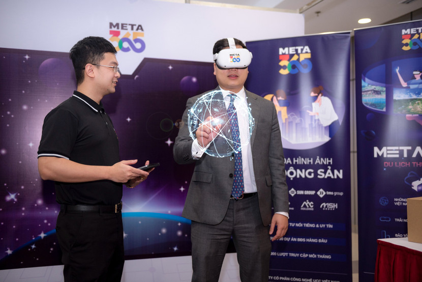 Phó Bí thư Thành đoàn Hà Nội Trần Quang Hưng trải nghiệm không gian số Phó Bí thư Thành đoàn Hà Nội Trần Quang Hưng trải nghiệm không gian số