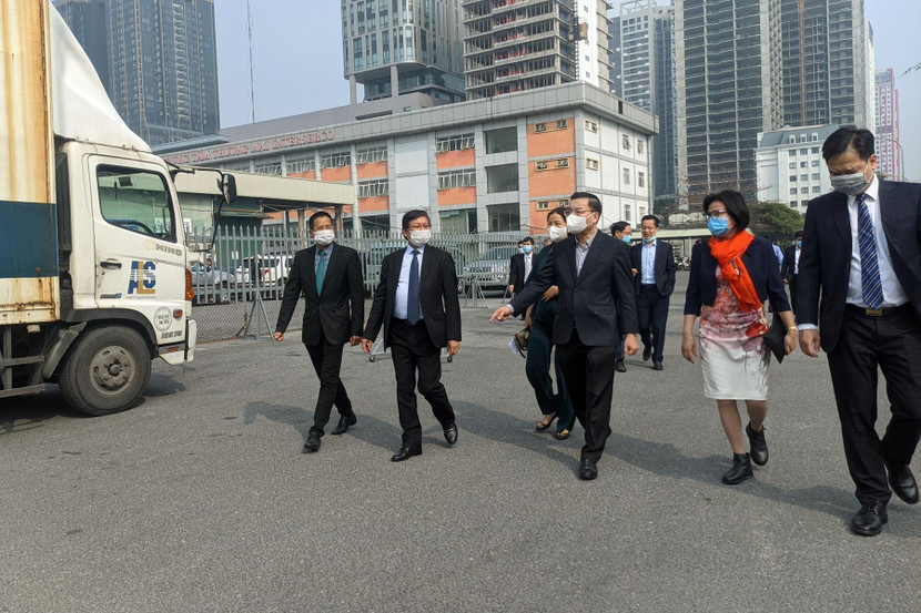 Chủ tịch UBND TP Chu Ngọc Anh kiểm tra, động viên doanh nghiệp bắt tay vào sản xuất từ những ngày đầu năm mới