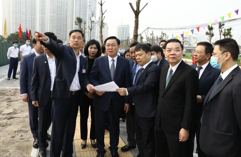 Bí thư Thành ủy Hà Nội Vương Đình Huệ nghe giới thiệu về dự án