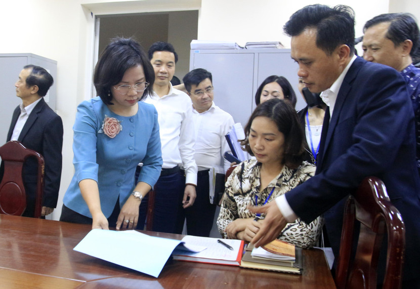 Trưởng Ban Tuyên giáo Thành ủy Bùi Huyền Mai kiểm tra bộ phận tiếp nhận đơn thư, khiếu nại phục vụ bầu cử