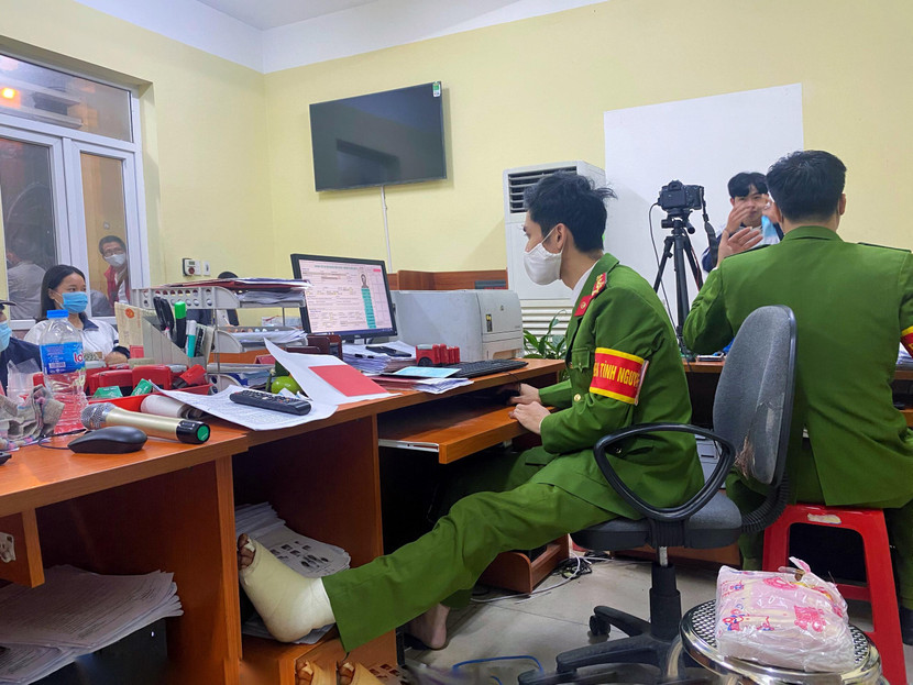 Đại úy Lê Văn Bộ (CAH Ứng Hòa) dù bị gãy chân vẫn xin đi làm để phục vụ nhân dân cấp CCCD gắn chip Đại úy Lê Văn Bộ (CAH Ứng Hòa) dù bị gãy chân vẫn xin đi làm để phục vụ nhân dân cấp CCCD gắn chip