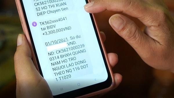 Những người lao động đầu tiên được chi trả tiền hỗ trợ từ nguồn kết dư quỹ Bảo hiểm thất nghiệp Ảnh: Thanh Dũng