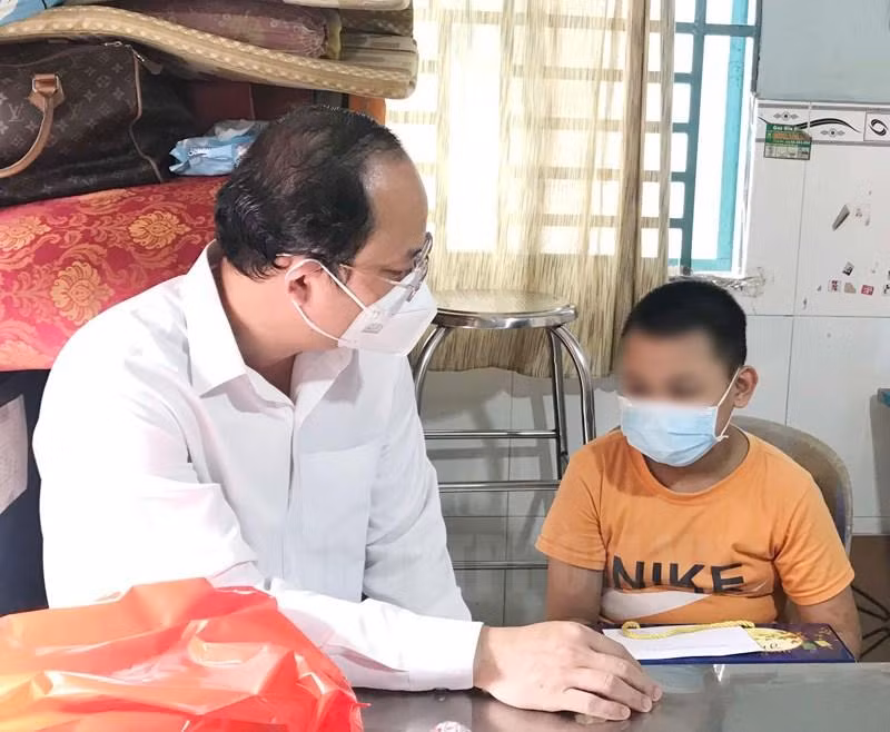 Lãnh đạo TP.HCM động viên, thăm hỏi trẻ mồ côi do dịch bệnh Covid-19