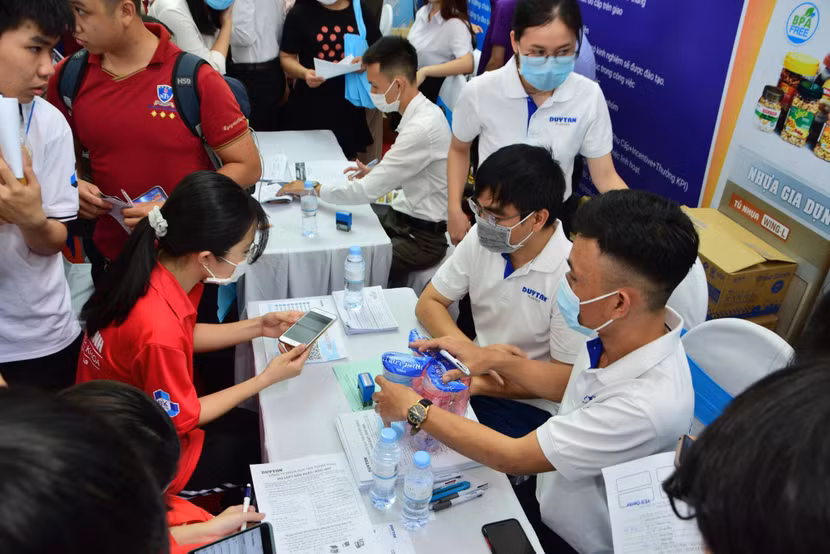 Người lao động tìm việc tại một ngày hội việc làm