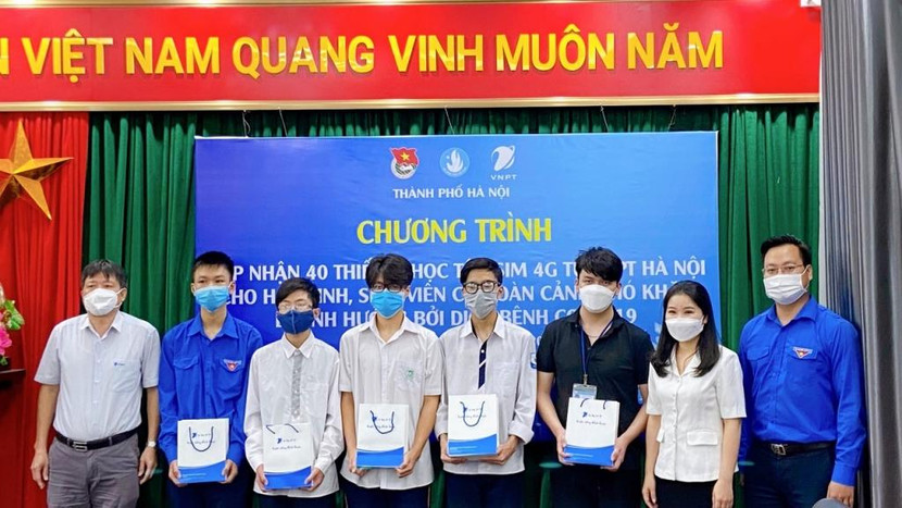 Trao tặng các thiết bị điện tử, hỗ trợ cho các học sinh học tập trực tuyến