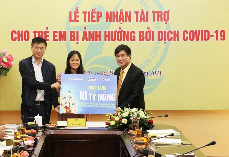 Ông Hoàng Văn Tiến, Giám đốc Quỹ Bảo trợ trẻ em Việt Nam tiếp nhận 10 tỷ đồng từ Công ty Sữa Việt Nam