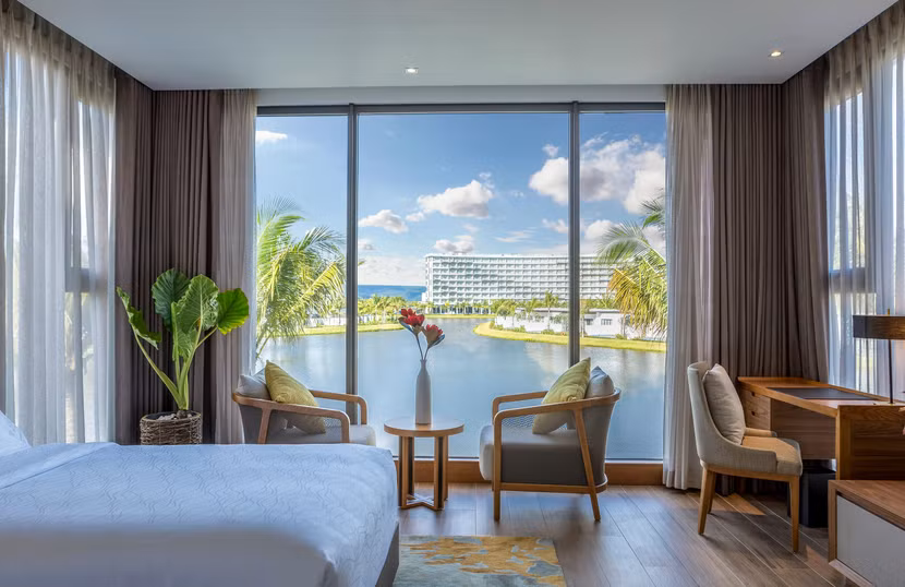 Một góc phòng ngủ hướng hồ tại biệt thự nghỉ dưỡng Mövenpick Villas &amp; Residences Phú Quốc