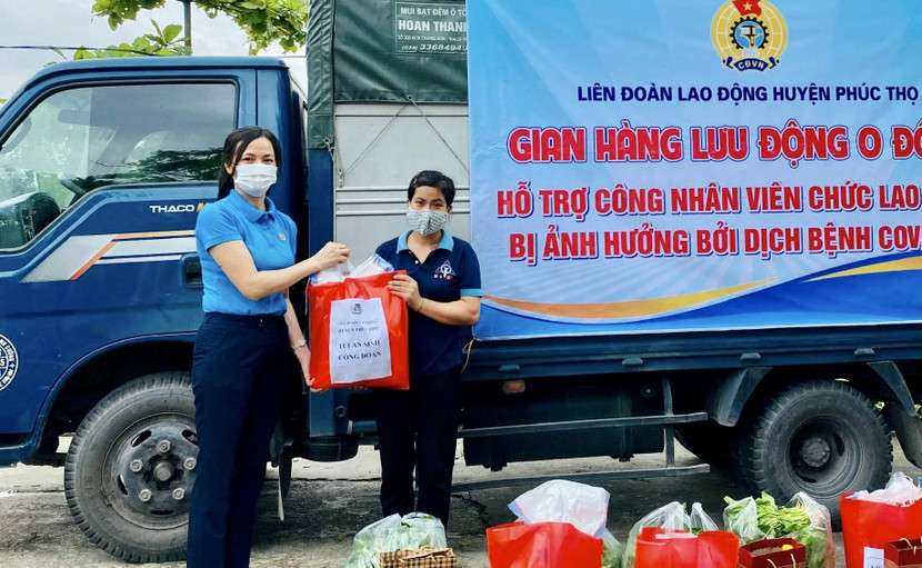 Đại diện công đoàn trao hỗ trợ "Túi An sinh Công đoàn" cho người lao động Đại diện công đoàn trao hỗ trợ "Túi An sinh Công đoàn" cho người lao động