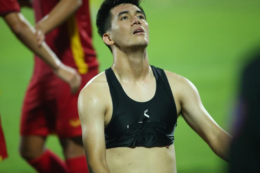 Cận cảnh chiếc áo lót thi đấu đặc biệt của Tiến Linh