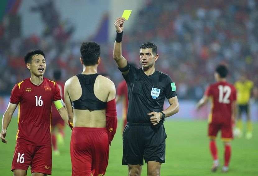 Tiến Linh nhận thẻ vàng vì cởi áo ăn mừng