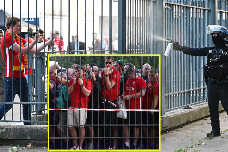 Cảnh sát trấn áp các CĐV quá khích bằng hơi cay