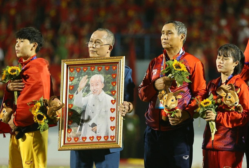 HLV Mai Đức Chung (thứ hai từ phải qua) trên bục nhận HCV HLV Mai Đức Chung (thứ hai từ phải qua) trên bục nhận HCV