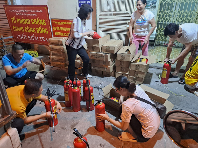 Quận Hai Bà Trưng phấn đấu vận động mỗi hộ gia đình trang bị ít nhất 1 bình chữa cháy.