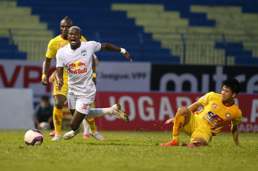 Brandao bị đốn ngã, dẫn đến quả 11m cho HAGL